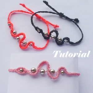 Puede incluir: Tres pulseras de la amistad con cuentas plateadas. Las pulseras son rojas, negras y rosas.