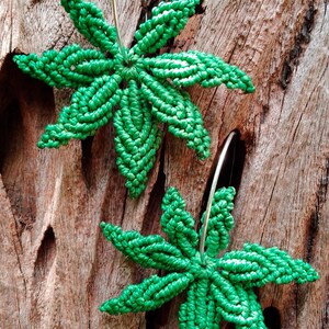 Macrame Leaf Micro Macrame Tutorial VIDEO how to macrame Cannabis Leaves pattern jewelry unique textil accessory macrame pendant pattern macrame how to beginner macrame EASY tutorial