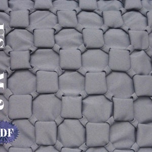 Puede incluir: Primer plano de una tela gris con un patrón acolchado. La tela está cosida en un patrón de cuadrícula con cuadrados y bordes redondeados. El texto "UsewMe2" es visible en la esquina superior izquierda de la imagen. Un estallido de estrella azul con la palabra "PDF" es visible en la esquina inferior izquierda de la imagen.