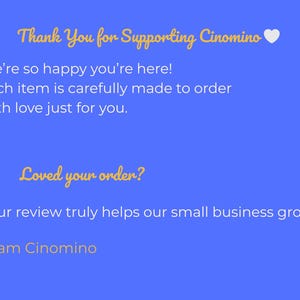 Puede incluir: Fondo azul con texto escrito a mano. El texto dice "Gracias por apoyar a Cinomino" seguido de un s&iacute;mbolo de coraz&oacute;n. El texto adicional incluye "&iexcl;Estamos muy contentos de que est&eacute;s aqu&iacute;!" y "Cada art&iacute;culo est&aacute; cuidadosamente hecho a pedido con amor para ti."