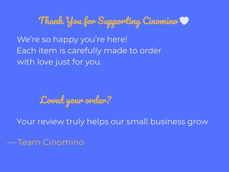 Puede incluir: Fondo azul con texto escrito a mano. El texto dice "Gracias por apoyar a Cinomino" seguido de un s&iacute;mbolo de coraz&oacute;n. El texto adicional incluye "&iexcl;Estamos muy contentos de que est&eacute;s aqu&iacute;!" y "Cada art&iacute;culo est&aacute; cuidadosamente hecho a pedido con amor para ti."