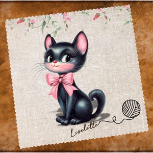 Könnte beinhalten: Eine schwarze Cartoon-Katze mit rosa Akzenten und einer rosa Schleife sitzt auf einem strukturierten, cremefarbenen Hintergrund. Ein Wollknäuel und der Name "Liselotte" sind ebenfalls vorhanden. Der Hintergrund hat einen floralen Rand.