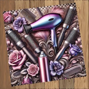Könnte beinhalten: Eine künstlerische Anordnung von Friseurwerkzeugen, darunter ein blau-violetter Haartrockner, Rundbürsten, Kämme und eine rosa Haarspraydose. Die Komposition ist mit rosa und lila Rosen und floralen Akzenten geschmückt, vor einem dekorativen Hintergrund.