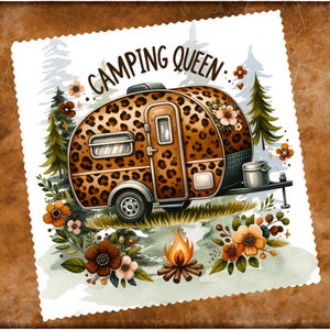 Könnte beinhalten: Ein Vintage-Wohnwagen mit einer Außenhaut im Leopardenmuster, umgeben von Blumen und einem Lagerfeuer. Der Text "CAMPING QUEEN" steht über dem Wohnwagen.