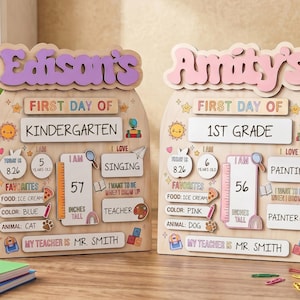 Può includere: Due targhe scolastiche in legno a forma di barattolo. Una riporta Edison's First Day of Kindergarten, l'altra Amity's First Day of 1st Grade. Entrambe presentano sezioni per età, altezza in cm, preferiti e nome dell'insegnante con icone colorate.