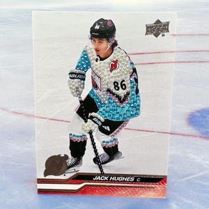 Tarjeta de hockey adornada de Jack Hughes - New Jersey Devils
