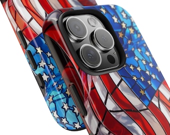 Può includere: Una custodia per telefono con un designo a vetri colorati della bandiera americana. La custodia è nera con la parte posteriore trasparente e un rialzo per la fotocamera.