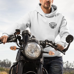 モーターサイクルパーカー – 前面に「Born to Roam」、背面に「Wild As Hell」 | スカルバイカープルオーバー