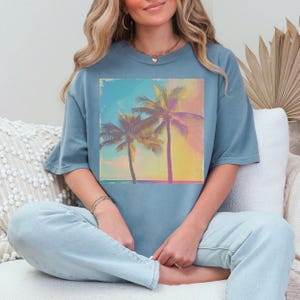 T-shirt rétro Comfort Colors® à motif palmiers, idéal pour les vacances à la plage tropicale. image 5