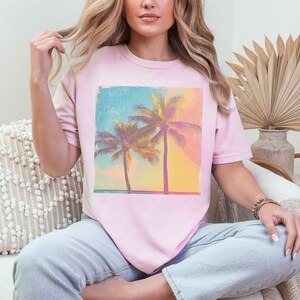 T-shirt rétro Comfort Colors® à motif palmiers, idéal pour les vacances à la plage tropicale. image 7