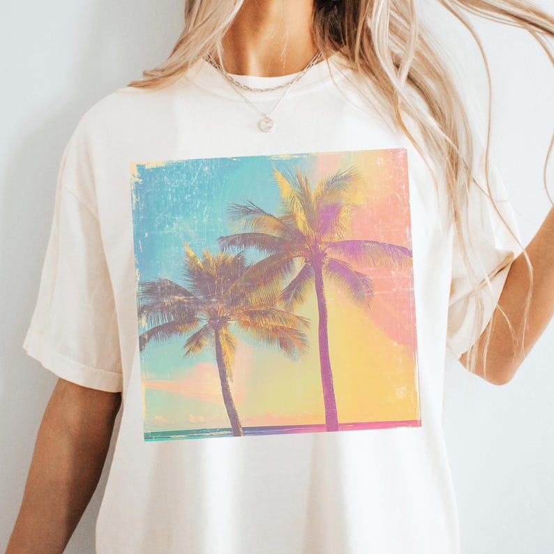 T-shirt rétro Comfort Colors® à motif palmiers, idéal pour les vacances à la plage tropicale. image 1