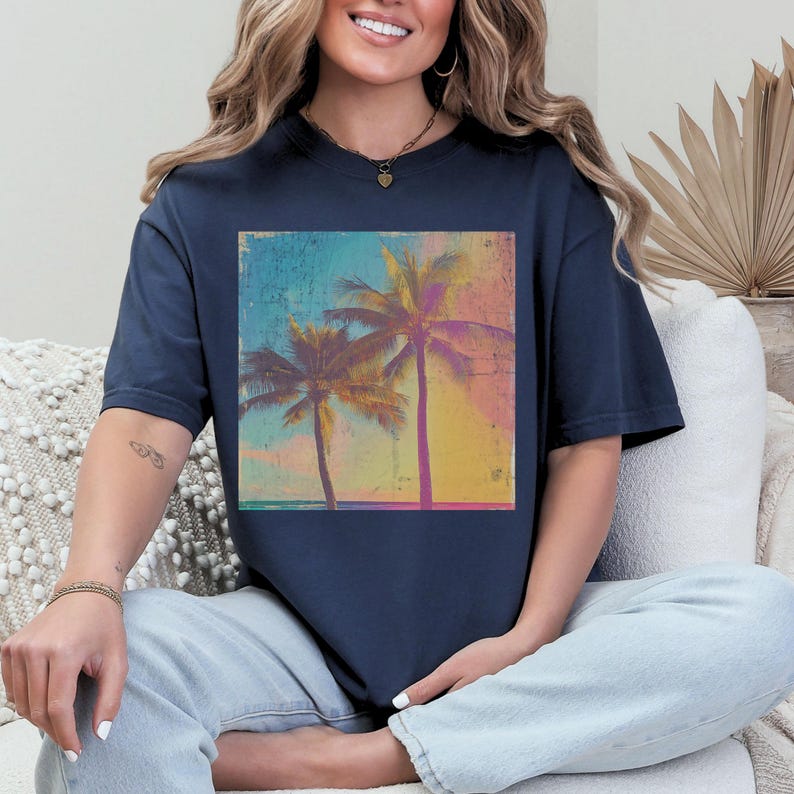 T-shirt rétro Comfort Colors® à motif palmiers, idéal pour les vacances à la plage tropicale. image 9