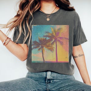 T-shirt rétro Comfort Colors® à motif palmiers, idéal pour les vacances à la plage tropicale. image 3