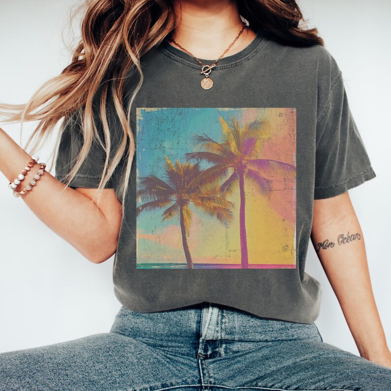 T-shirt rétro Comfort Colors® à motif palmiers, idéal pour les vacances à la plage tropicale. image 3