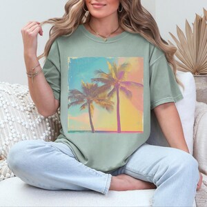 T-shirt rétro Comfort Colors® à motif palmiers, idéal pour les vacances à la plage tropicale. image 4
