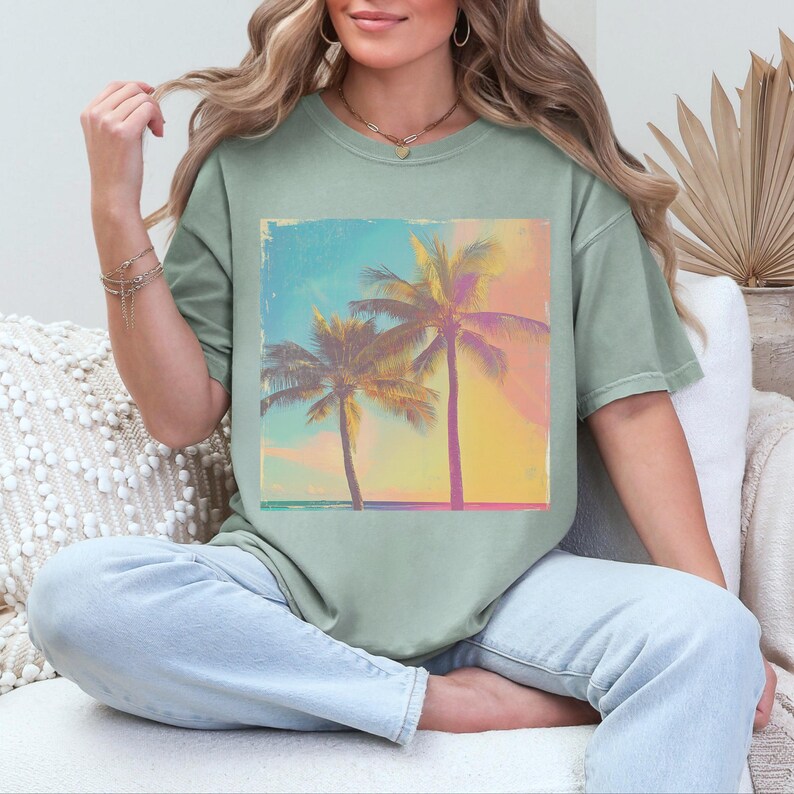 T-shirt rétro Comfort Colors® à motif palmiers, idéal pour les vacances à la plage tropicale. image 4