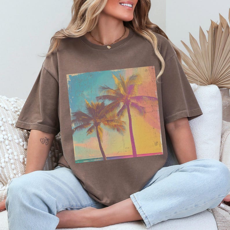 T-shirt rétro Comfort Colors® à motif palmiers, idéal pour les vacances à la plage tropicale. image 2