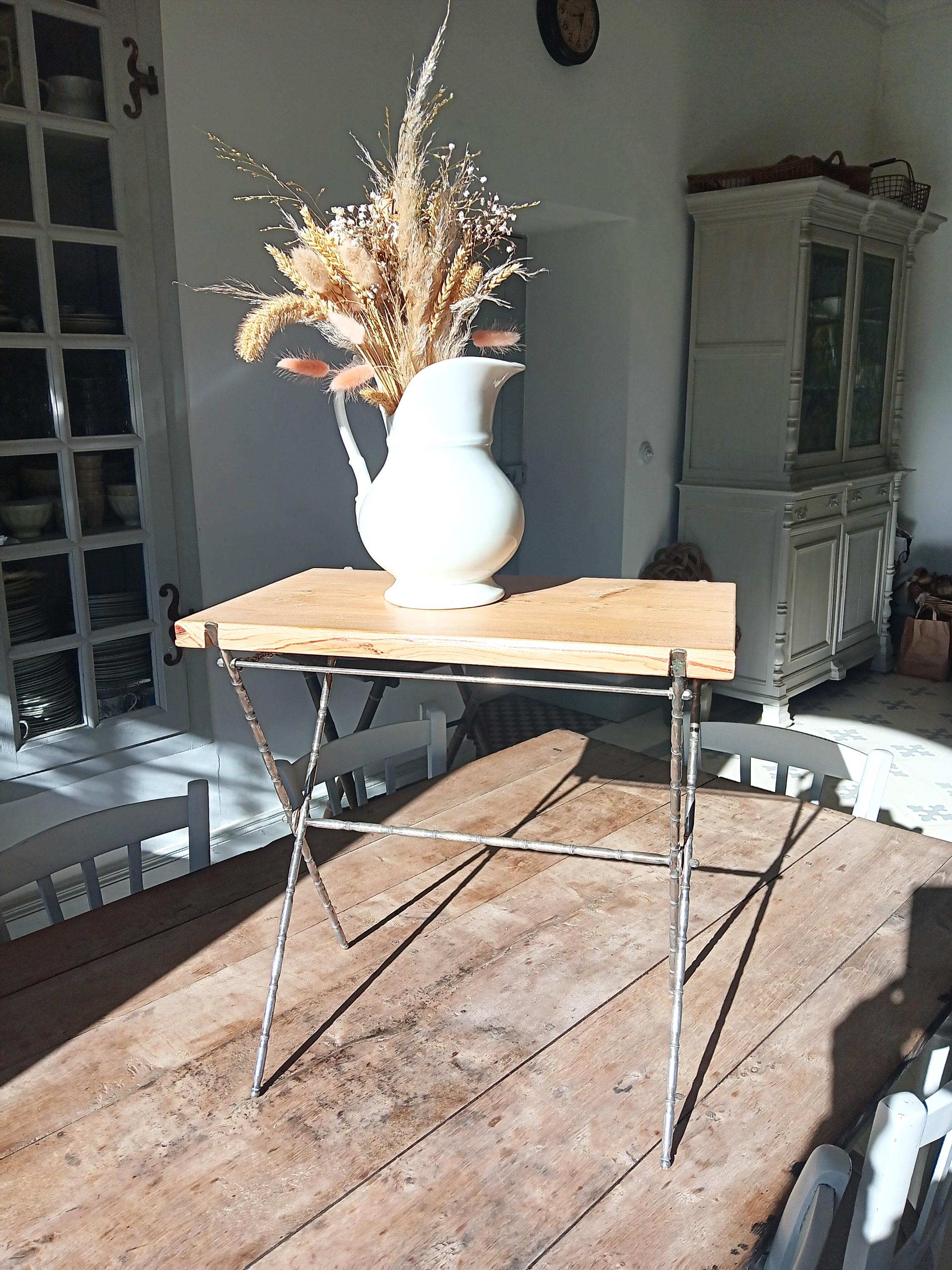 Bout De Canapé Avec Un Pied En Métal Et Une Tablette Bois - Dans Le Style Jacques Adnet