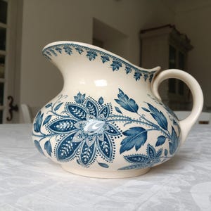 Broc de toilette Sarreguemines Burgos avec un décor de fleurs bleues