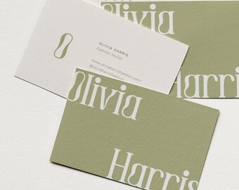 Puede incluir: Una tarjeta de visita verde con texto blanco que dice "Olivia Harris" y "PRINT + DESIGN". La tarjeta también presenta un logotipo "O" blanco estilizado.