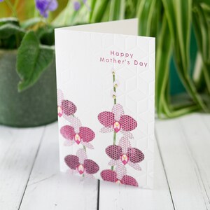 Carte pour la fête des mères, fleur d'orchidée violette, plante gaufrée à la main
