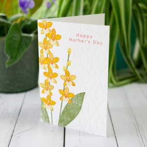 Carte pour la fête des mères, fleur d'orchidée jaune, plante gaufrée à la main