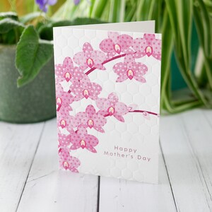 Carte pour la fête des mères, fleur d'orchidée rose, plante gaufrée à la main