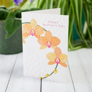 Carte pour la fête des mères, fleur d'orchidée jaune et rose, plante gaufrée à la main