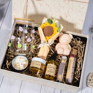 Geburtsblume Personalisierte Glastasse Geburtstagsbox für Freund Geburtstagsgeschenkbox Mama Verwöhnender Geschenkkorb Entspannendes Geschenkset Benutzerdefiniertes Namensgeschenk