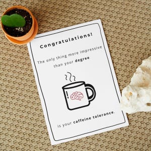 Votre diplôme est impressionnant, mais votre tolérance à la caféine est une carte de remise des diplômes légendaire. Carte scientifique drôle. Téléchargement numérique instantané.