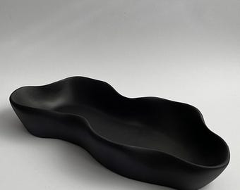 Bol orgánico hecho de material mineral fundido: bol de diseño negro para joyas, llaves y decoración moderna del hogar.