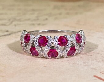 Anillo delicado de rubí, banda delgada de plata, joyería minimalista apilable.