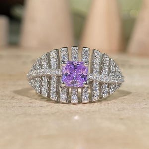 Anillo de compromiso alternativo, anillo de promesa de plata con circonitas cúbicas moradas, joyería única para propuesta de matrimonio.