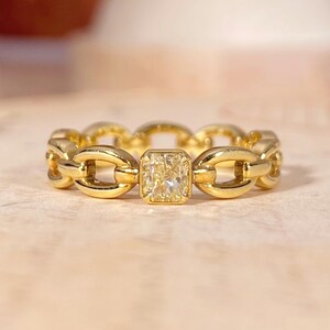 Bague chaîne entrelacée personnalisée en or 14/18 carats faite main, bague de mariée d'inspiration vintage pour couple personnalisée : diamant jaune taille coussin de 0,302 carat (3,4 g)
