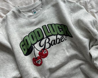 Sudadera de cuello redondo Good Luck Babe con cereza de la suerte del Día de San Patricio