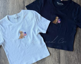 Camiseta corta de canalé con bordado de perro patriótico para bebé, ideal para el 4 de julio.
