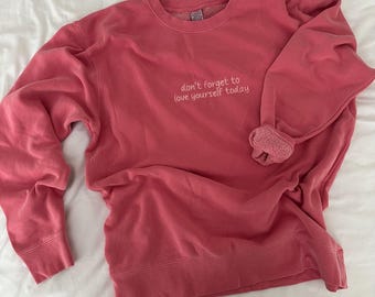 Sudadera bordada "No olvides amarte hoy", teñida con pigmentos, positividad y concienciación sobre la salud mental.