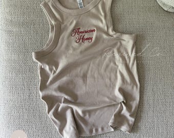 Camiseta sin mangas de canalé bordada American Honey para mujer, ideal para el 4 de julio.