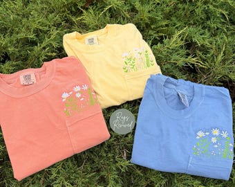 Camiseta de bolsillo con flores de primavera bordadas y colores cómodos