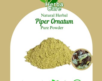 Puede incluir: Un montón de polvo verde claro de Piper Ornatum se muestra sobre un fondo blanco. La imagen incluye texto que dice "Herba Care", "Natural Herbal", "Piper Ornatum" y "Pure Powder". Texto adicional indica que el producto es natural, sin OGM y 100% orgánico.