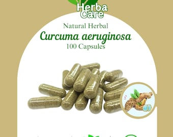 Op de afbeelding: Een stapel groen getinte capsules, met het opschrift "Curcuma aeruginosa 100 Capsules" en de tekst "Natural Herbal". De afbeelding bevat een afbeelding van kurkumawortel en -bladeren, en iconen met "Natural Product", "GMO Free" en "100% Organic".