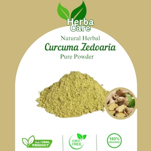 Peut inclure: Une pile de poudre verte claire de Curcuma Zedoaria est présentée. L'image comprend le texte "Herba Care", "Natural Herbal", "Pure Powder" et "100% Organic". Un petit encart montre la racine de la plante.
