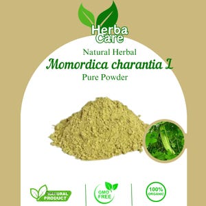 Puede incluir: Un montón de polvo puro Momordica charantia L de color verde claro. La imagen incluye el texto "Herba Care", "Natural Herbal", "Pure Powder", "Natural Product", "GMO Free" y "100% Organic". Una pequeña imagen de un melón amargo está en el fondo.