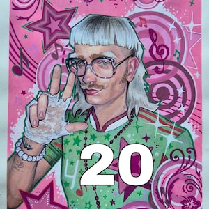 Peut inclure: Une illustration colorée représentant une personne avec une coupe mulet, des lunettes et un t-shirt vert à motifs d'étoiles. Le fond est rempli de spirales roses, d'étoiles et de notes de musique. Le grand chiffre blanc 20 est centré.