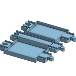 Puede incluir: Dos piezas de vías de tren de juguete de plástico azul claro. Cada pieza tiene un centro rectangular con bordes elevados y extremos redondeados con agujeros. Las piezas están diseñadas para conectarse entre sí.