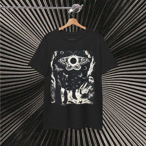 スピリチュアルなサイケデリックグラフィックTシャツ、トリッピーなバタフライドリーマーシャツ、ヴィンテージ70年代スタイルトップス、オルタナティブな魔女Tシャツ、グランジシュルレアリスムアブストラクト