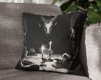Funda de almohada cuadrada de poliéster hilado con diseño de ritual oculto, estampado gótico de bruja y terror Baphomet, cuernos de cabra satánicos, estilo alternativo en blanco y negro.