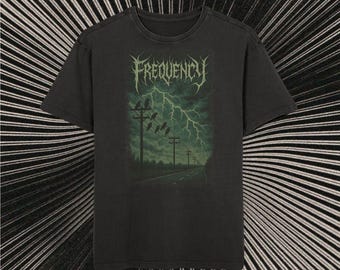 Camiseta masculina com lavagem ácida, verde 'Frequency', estilo gótico metal, oversized, alternativa, grunge, vintage, Y2K, Lightning Crow, death metal, heavy metal.