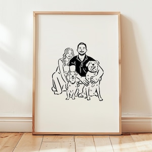 Op de afbeelding: Een ingelijste zwart-wit illustratie van een gezin met twee honden. De illustratie toont een man, een vrouw en twee honden. De afbeelding wordt gepresenteerd in een houten lijst en leunt tegen een witte muur.