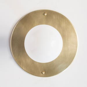 Flush Mount Globe Deckenleuchte oder Wandleuchte - Große Messing Mid Century Modern - The Audrey Flushmount